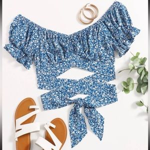 Ditsy Floral Criss Cross Tie Front Puff Sleeve Crop Top